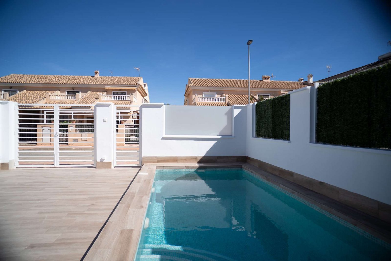 Ebenerdiges Haus mit Meerblick und guter Lage mit Pool