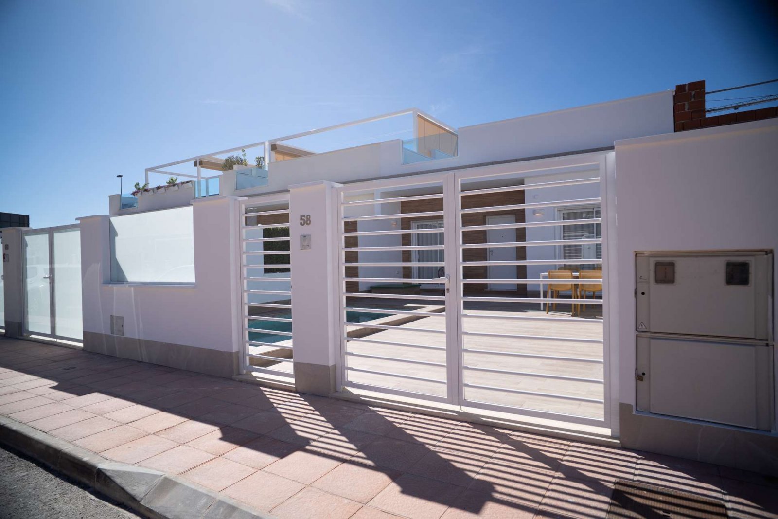 Ebenerdiges Haus mit Meerblick und guter Lage mit Pool