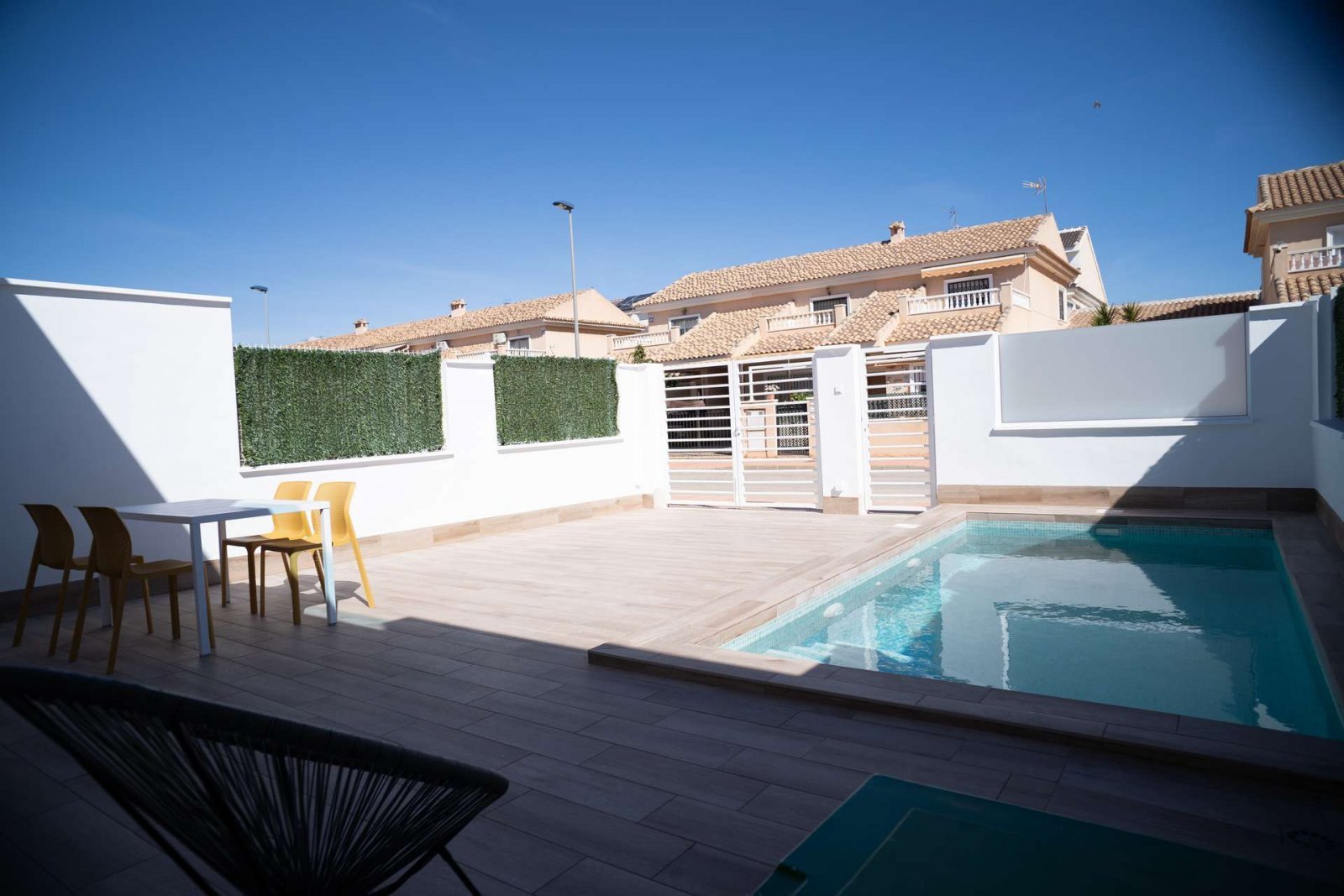 Ebenerdiges Haus mit Meerblick und guter Lage mit Pool