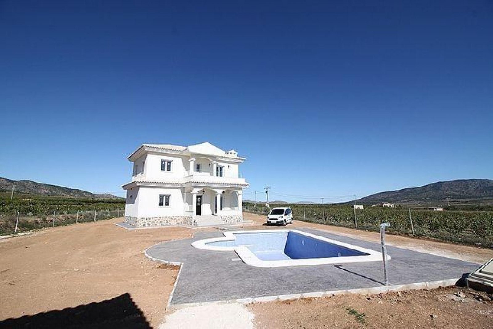 Maßgeschneiderte Villen mit Pool und Gästehaus in Alicante