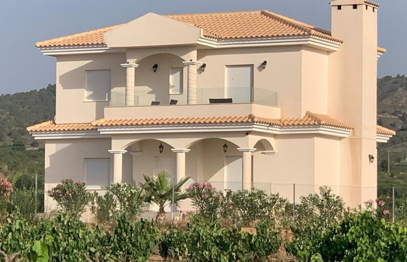 Maßgeschneiderte Villen mit Pool und Gästehaus in Alicante