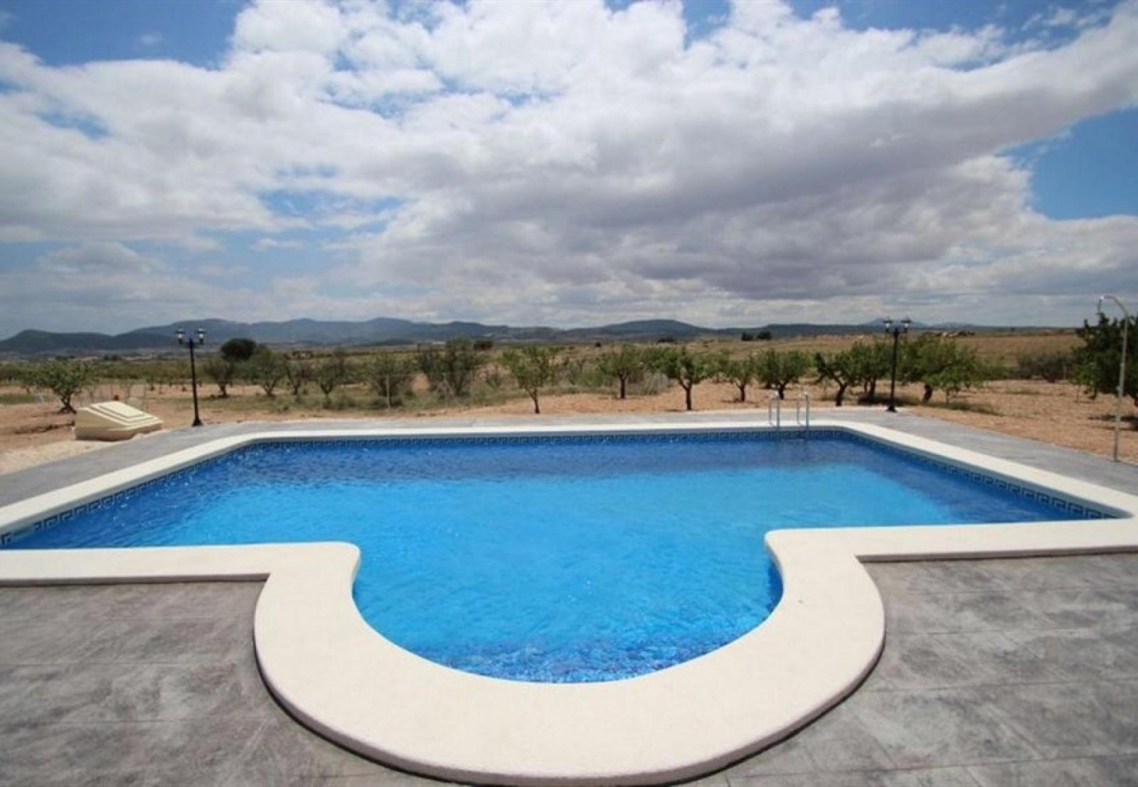Maßgeschneiderte Villen mit Pool und Gästehaus in Alicante