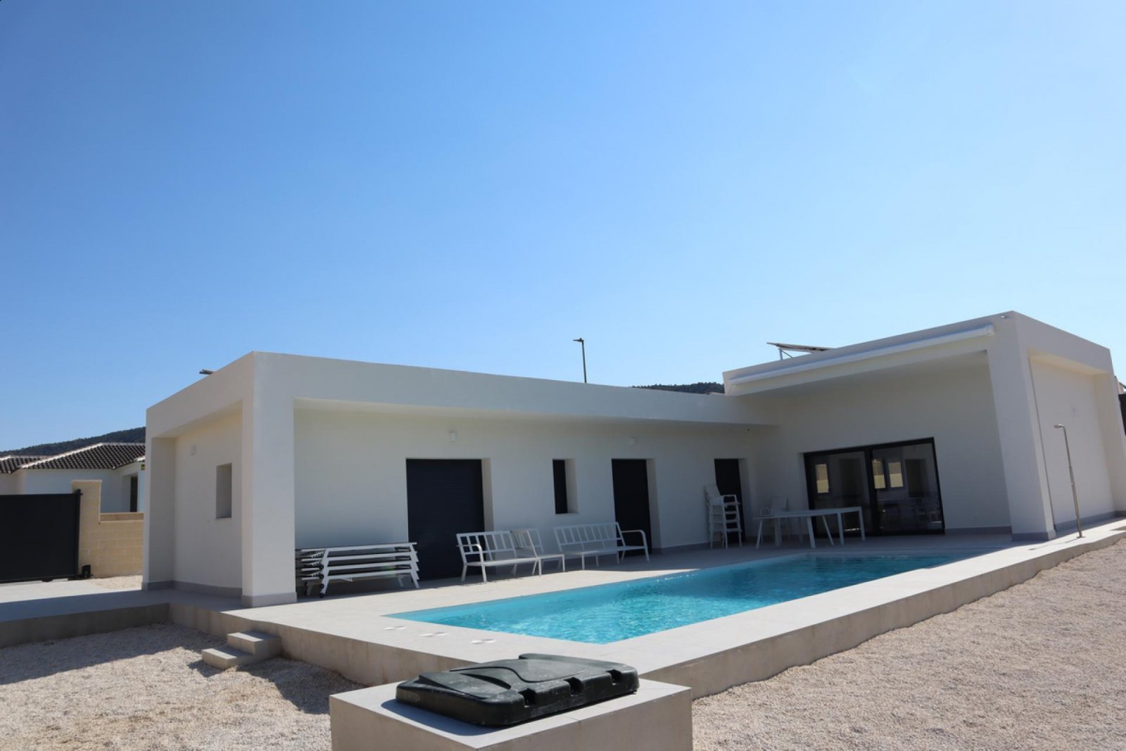 Moderne Neubau-Villa mit Pool &amp; Traumgrundstück