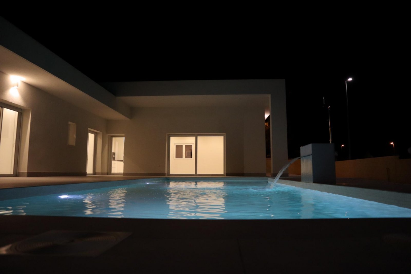 Moderne Neubau-Villa mit Pool &amp; Traumgrundstück