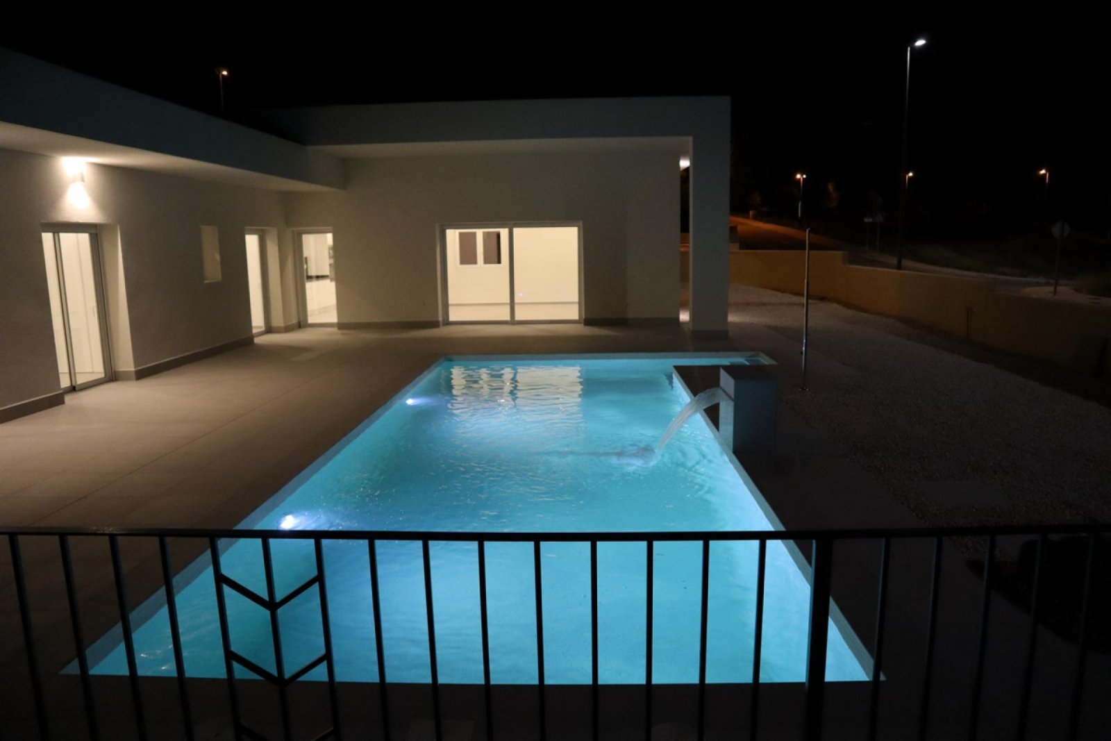 Moderne Neubau-Villa mit Pool &amp; Traumgrundstück
