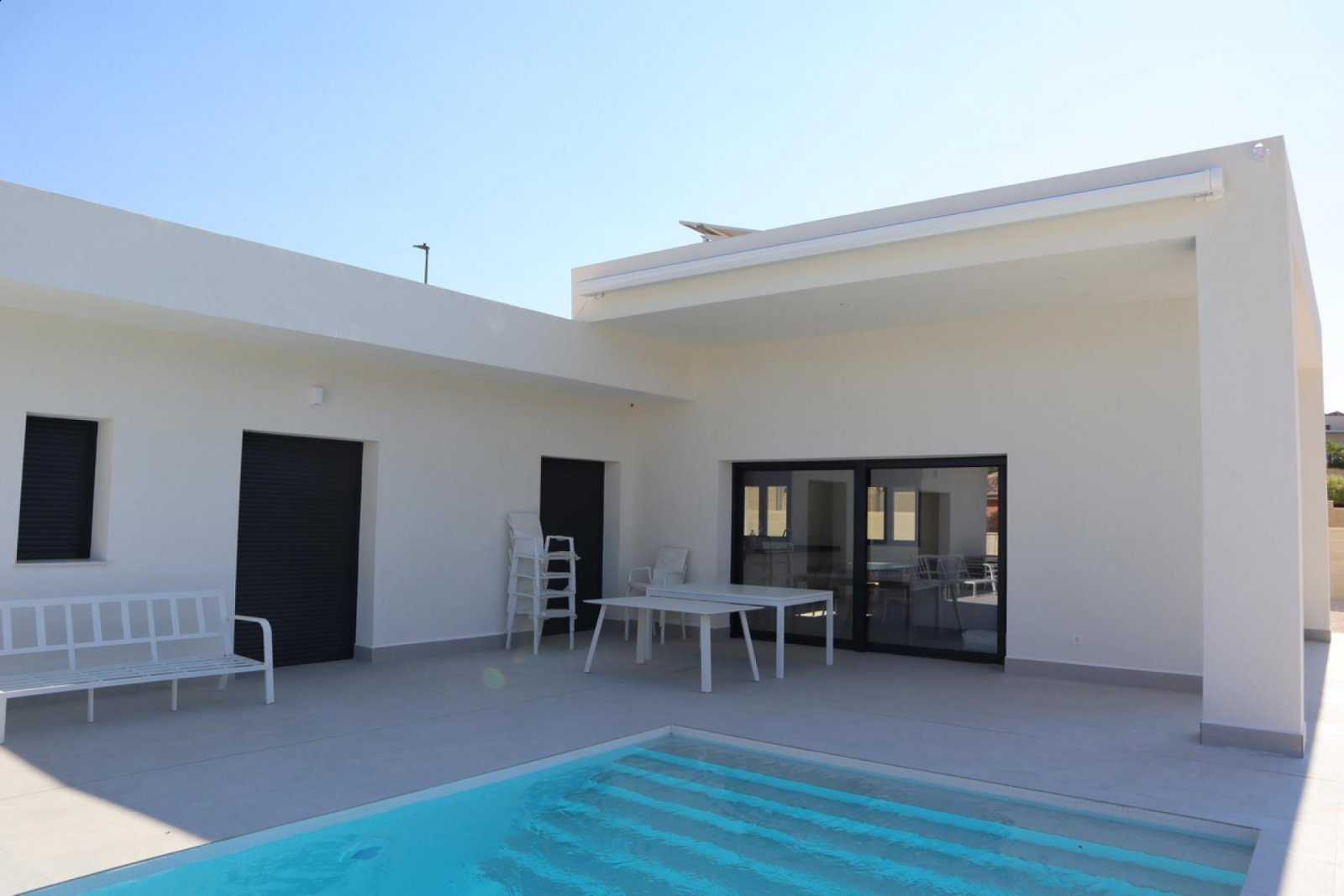 Moderne Neubau-Villa mit Pool &amp; Traumgrundstück