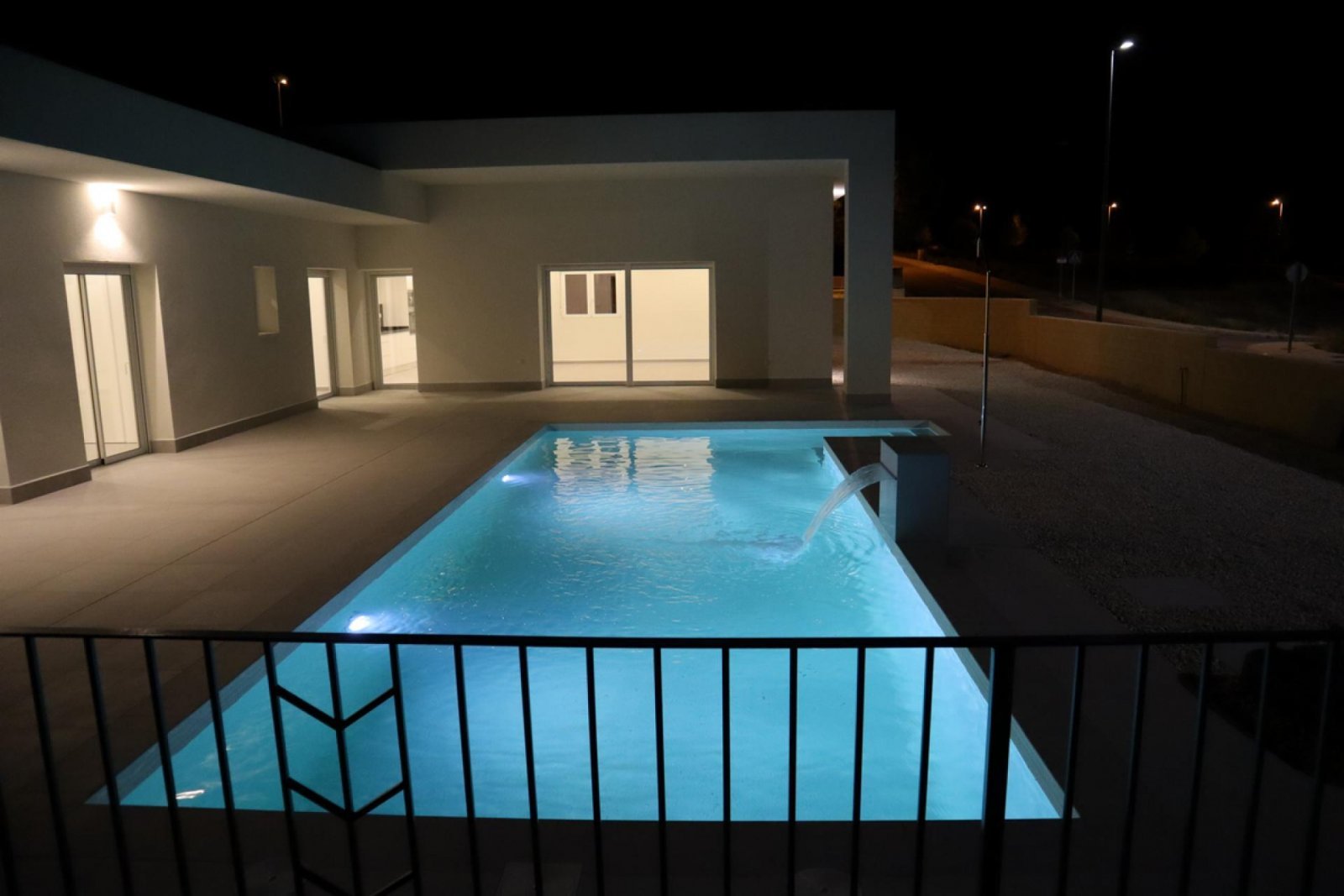 Moderne Neubau-Villa mit Pool &amp; Traumgrundstück
