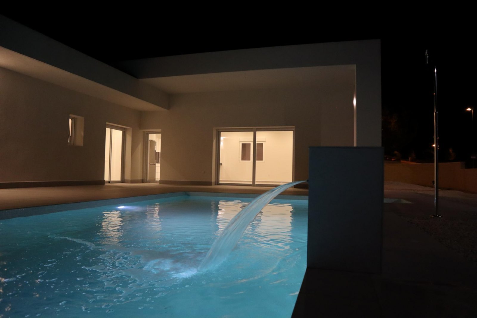 Moderne Neubau-Villa mit Pool &amp; Traumgrundstück