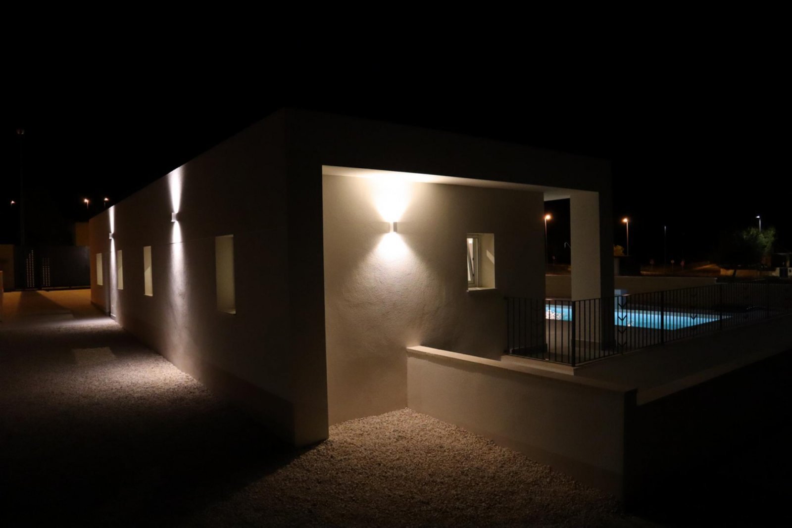 Moderne Neubau-Villa mit Pool &amp; Traumgrundstück