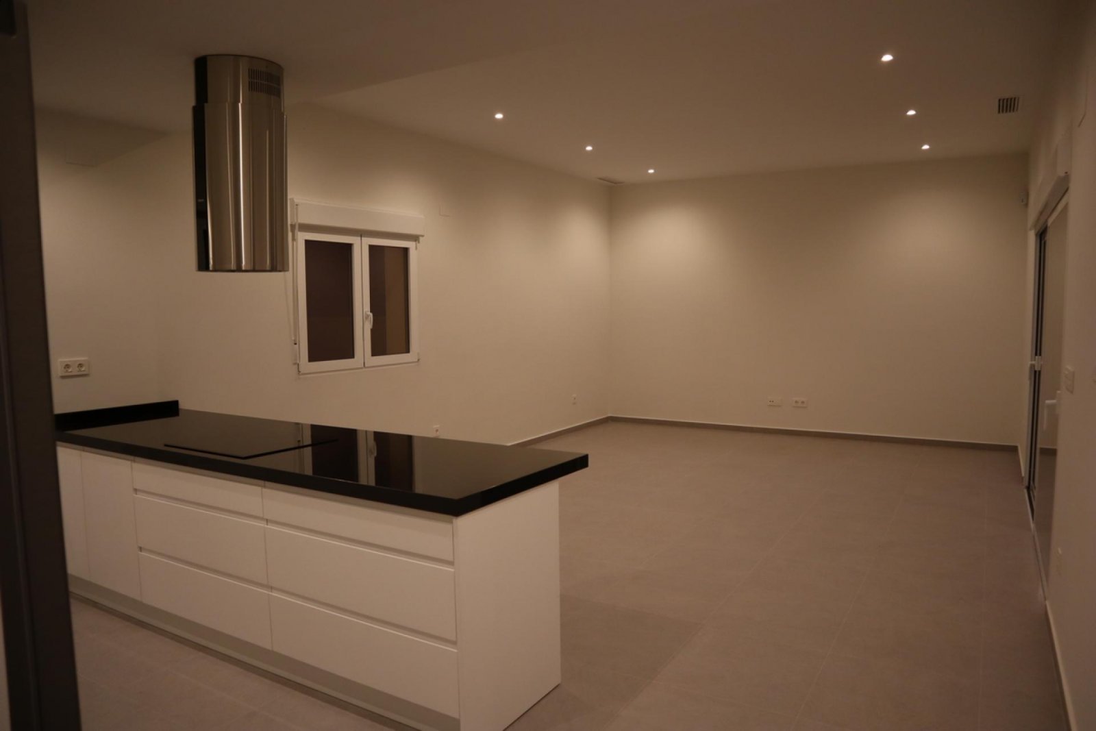 Moderne Neubau-Villa mit Pool &amp; Traumgrundstück
