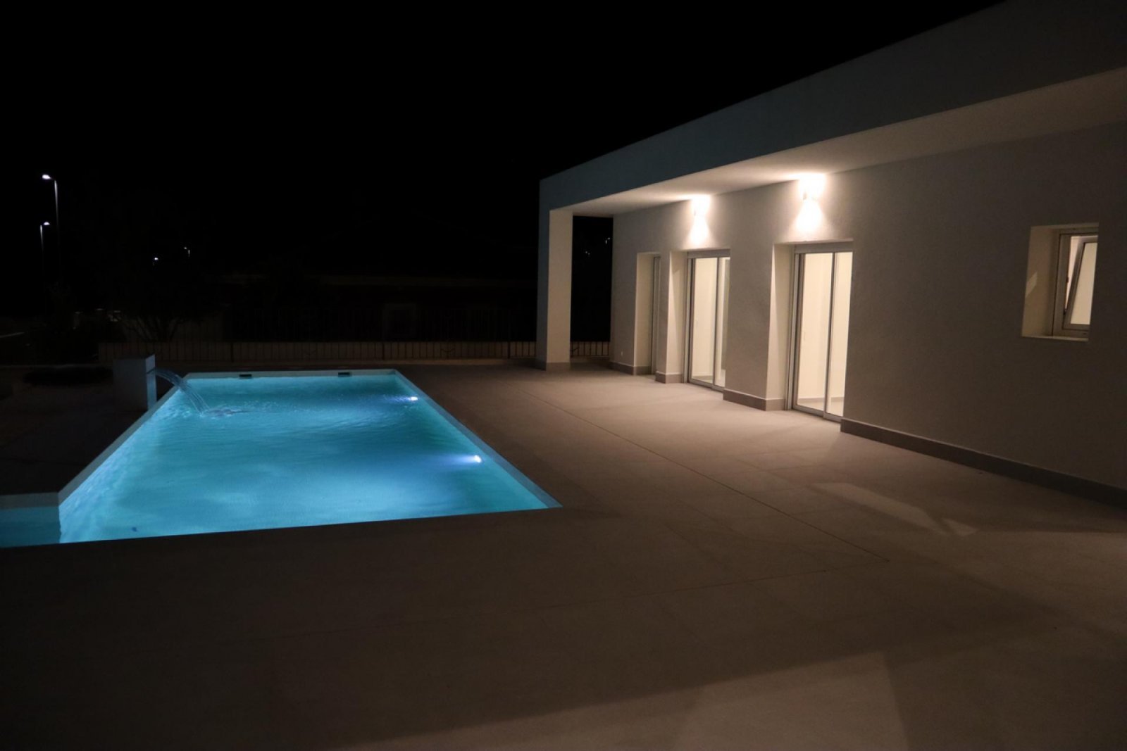 Moderne Neubau-Villa mit Pool &amp; Traumgrundstück