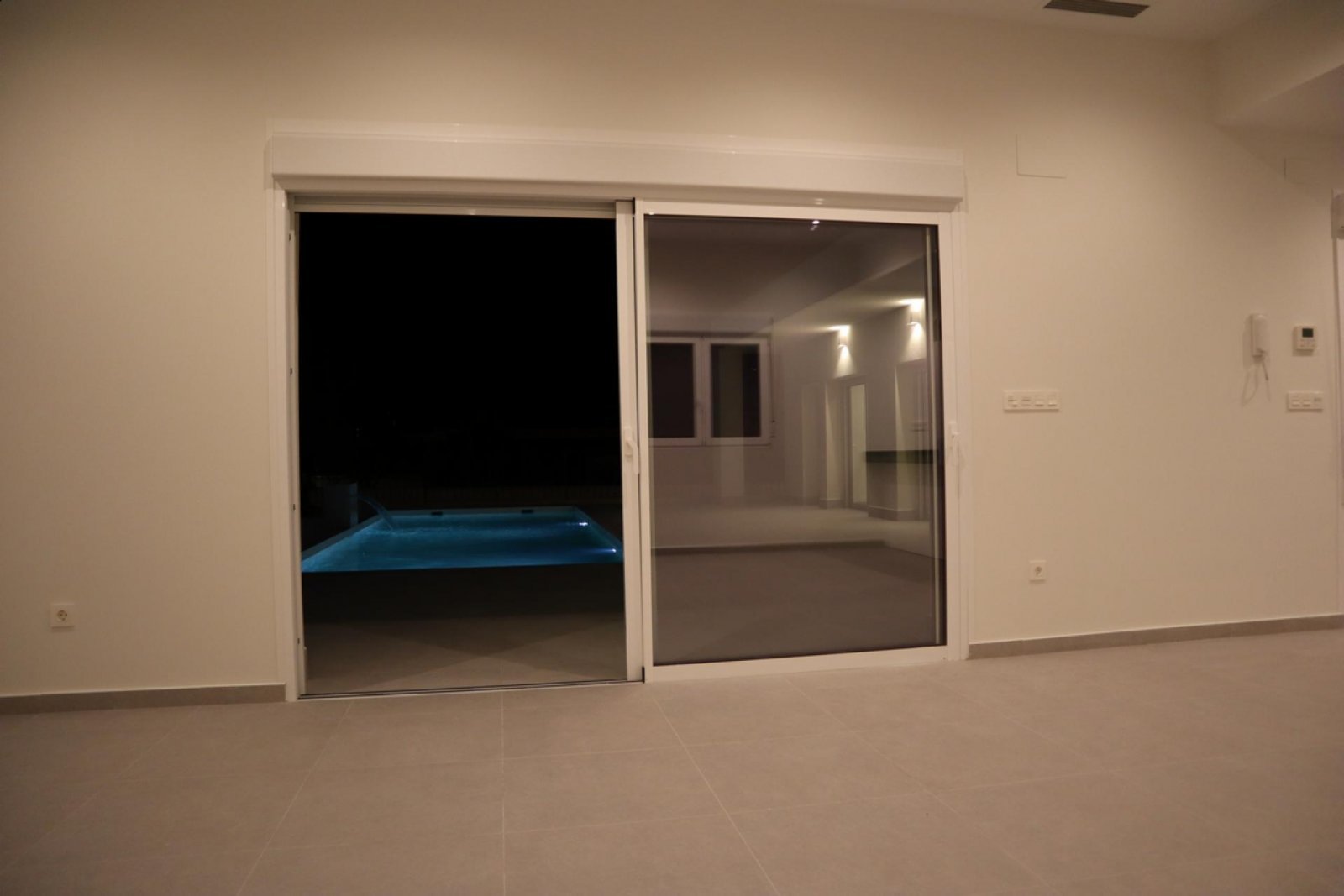 Moderne Neubau-Villa mit Pool &amp; Traumgrundstück
