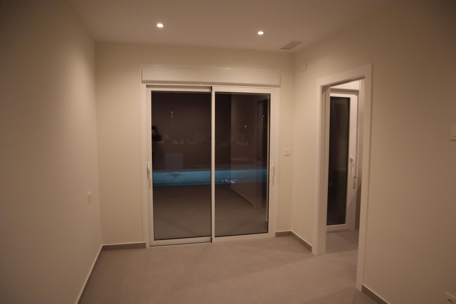 Moderne Neubau-Villa mit Pool &amp; Traumgrundstück