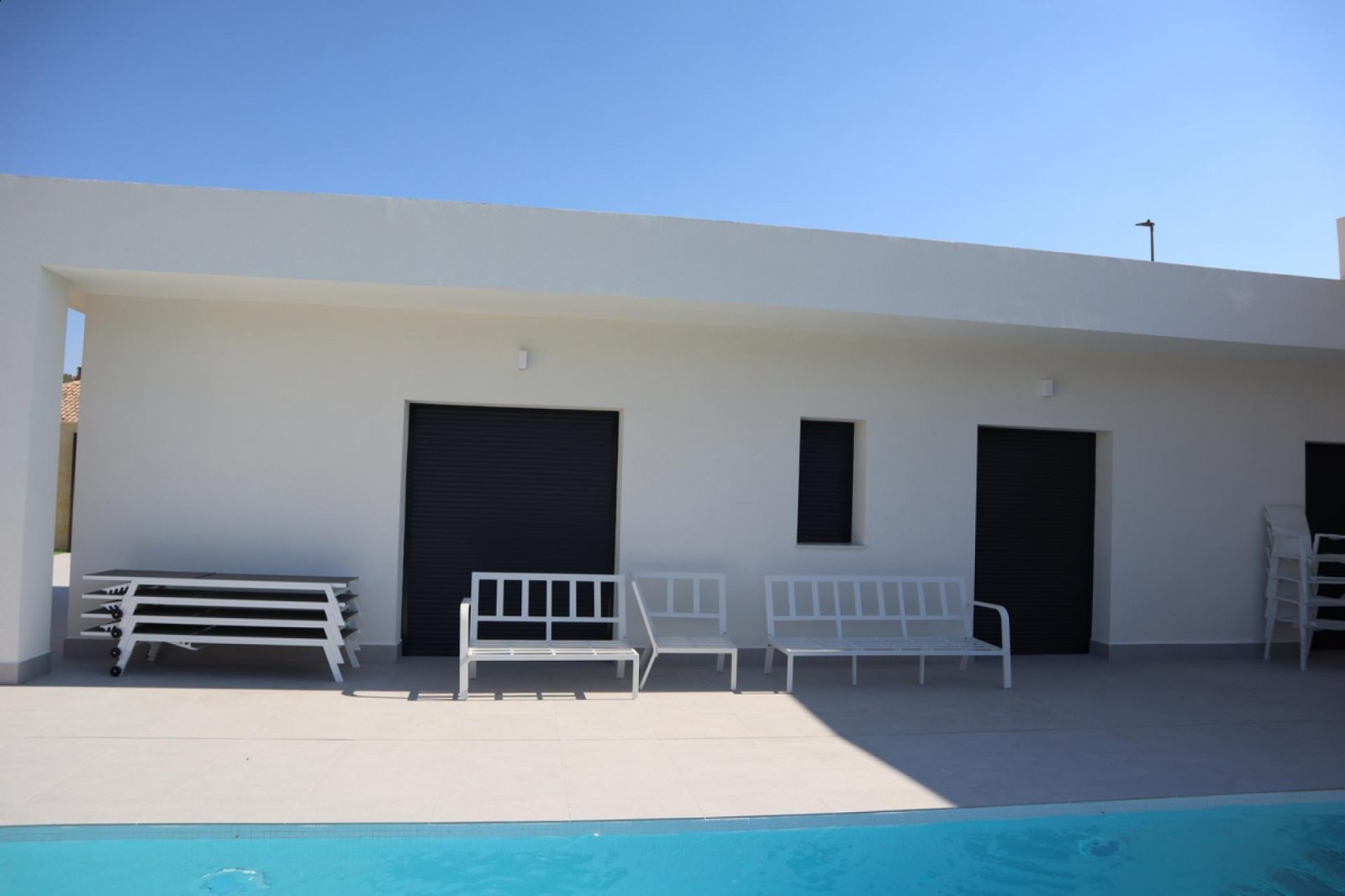 Moderne Neubau-Villa mit Pool &amp; Traumgrundstück