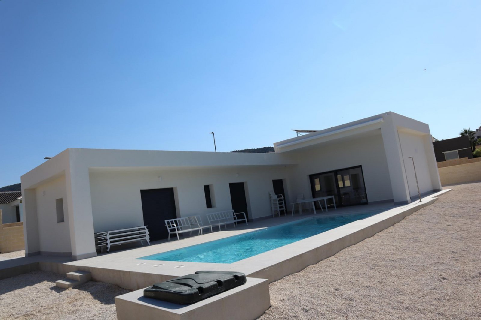 Moderne Neubau-Villa mit Pool &amp; Traumgrundstück