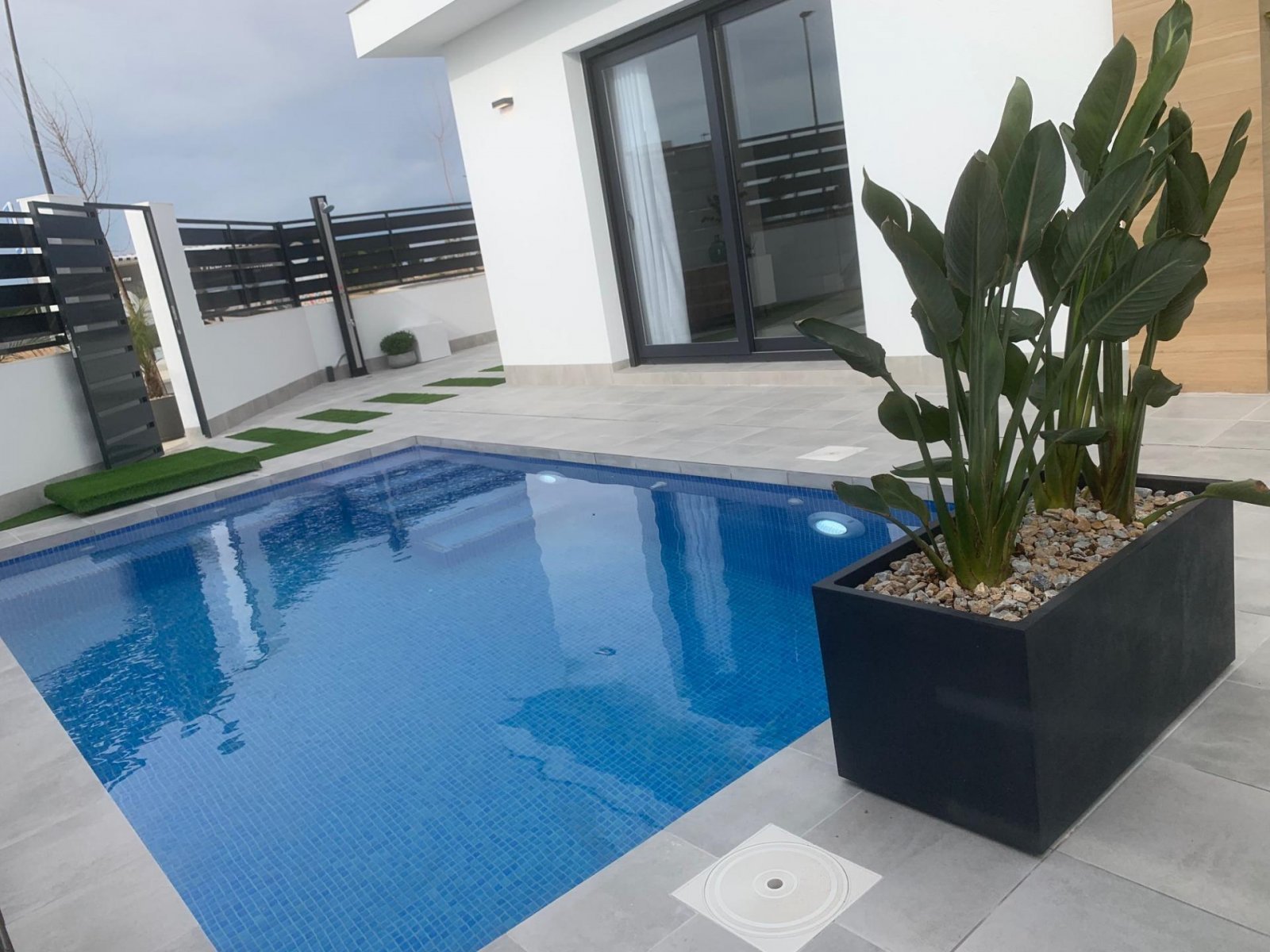 Moderne Villa mit privatem Pool & Garten