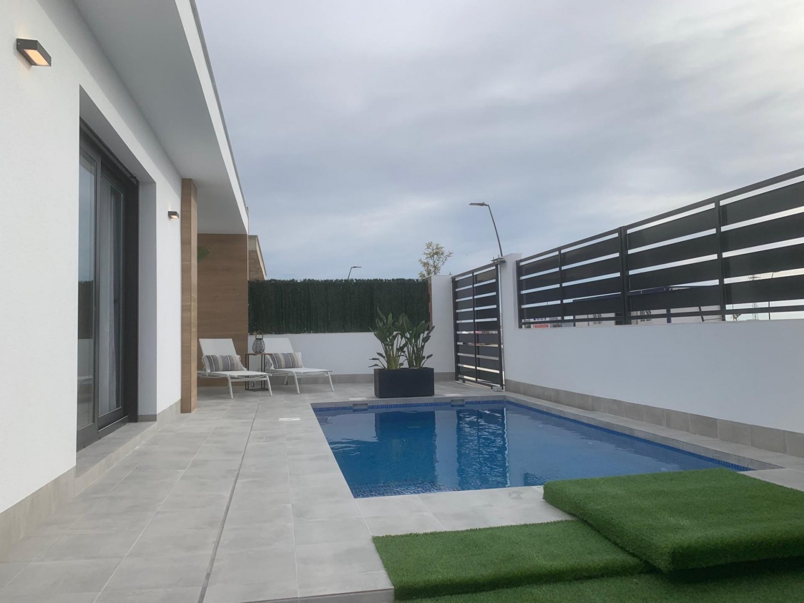 Moderne Villa mit privatem Pool & Garten