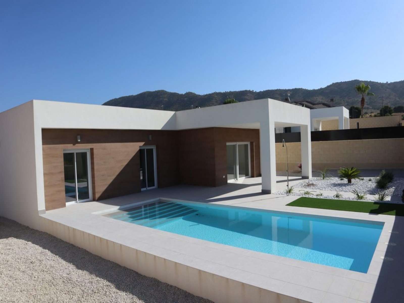 Mediterrane Neubau-Villa mit Komfort & Qualität