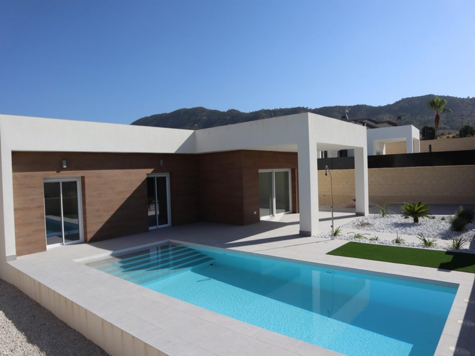 Mediterrane Neubau-Villa mit Komfort & Qualität