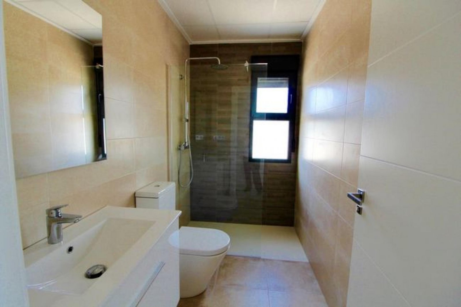 Exklusive Neubauvilla mit Pool und Solarium