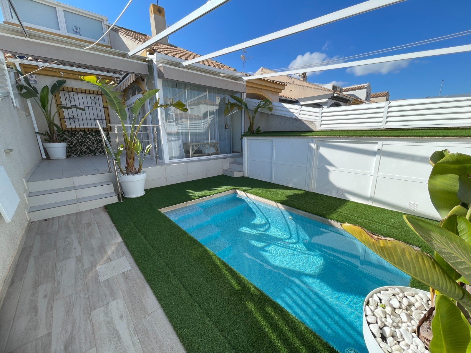 Torre de la Horadada: Exklusives Stadthaus mit privatem Solarium 