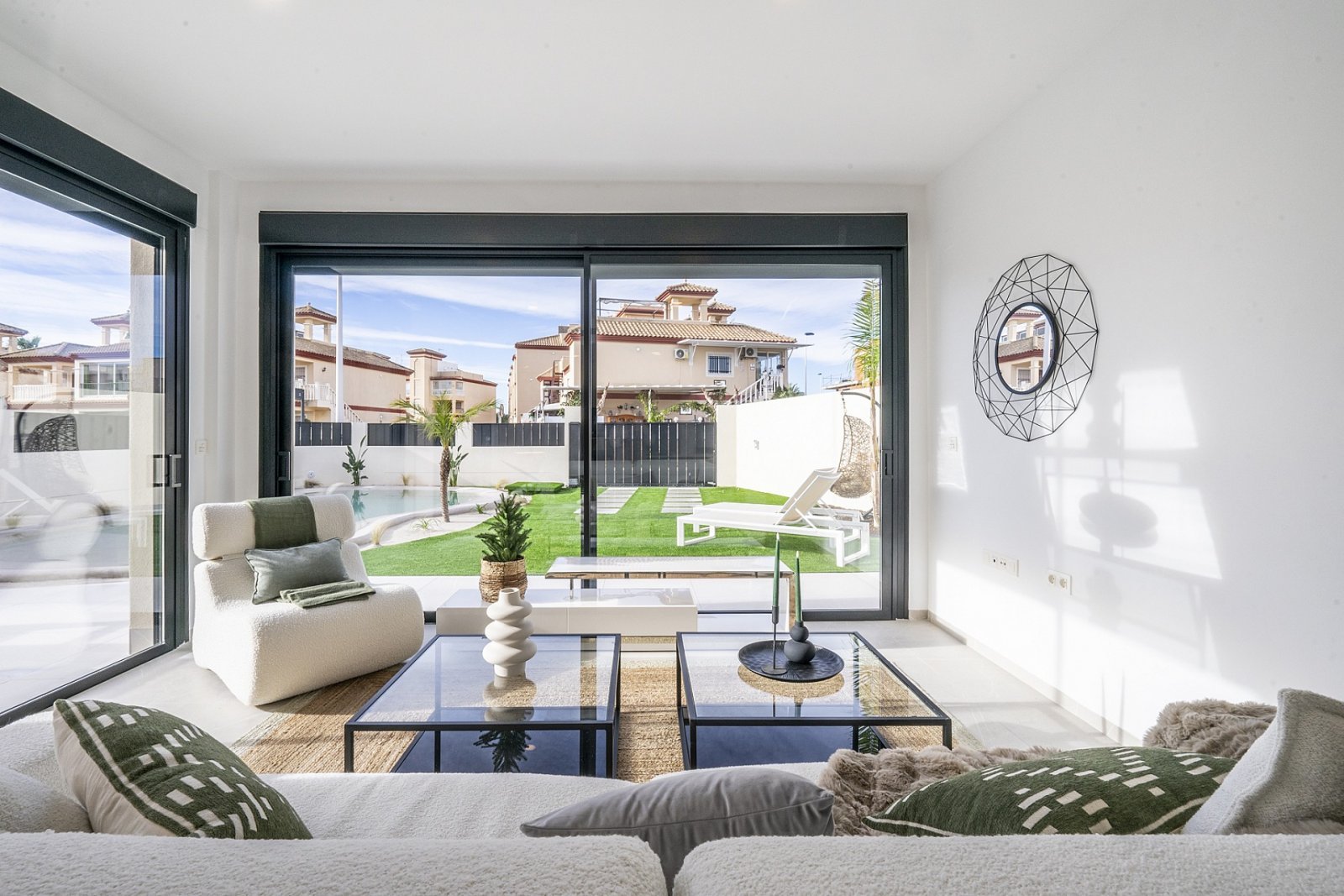 Exklusive Neubau-Villa mit Pool