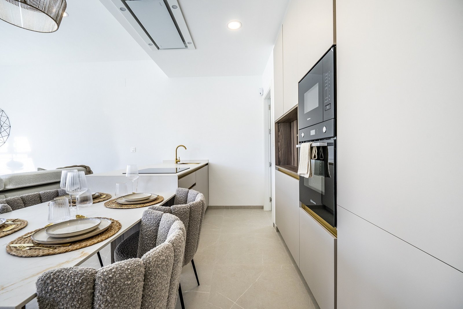 Exklusive Neubau-Villa mit Pool