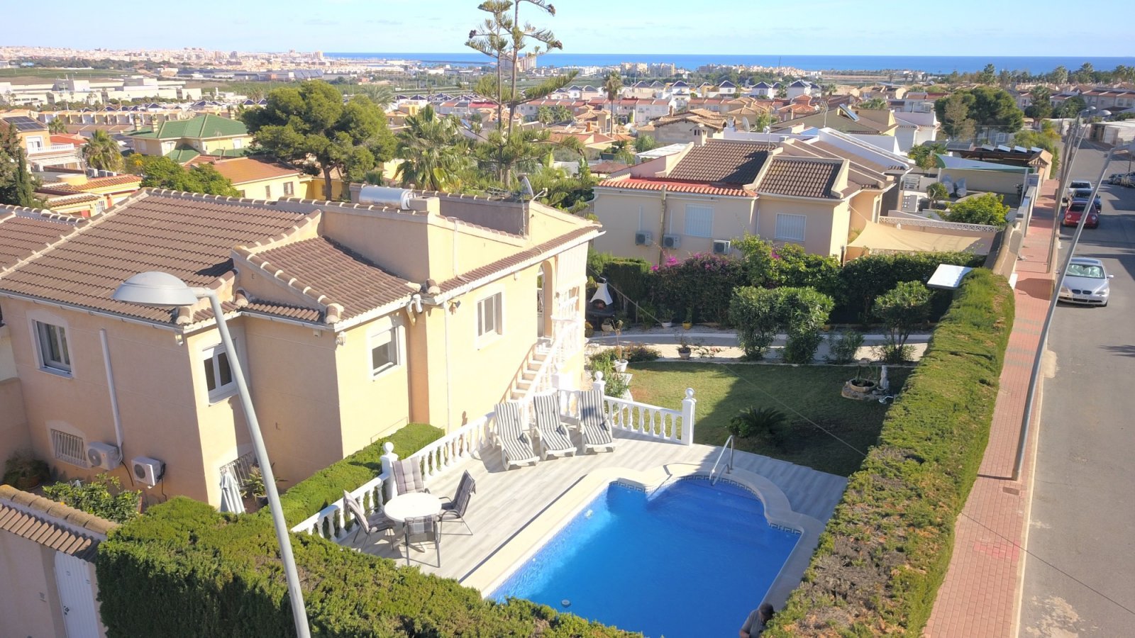 Mediterraner Lebensstil mit Privatsphäre und Pool