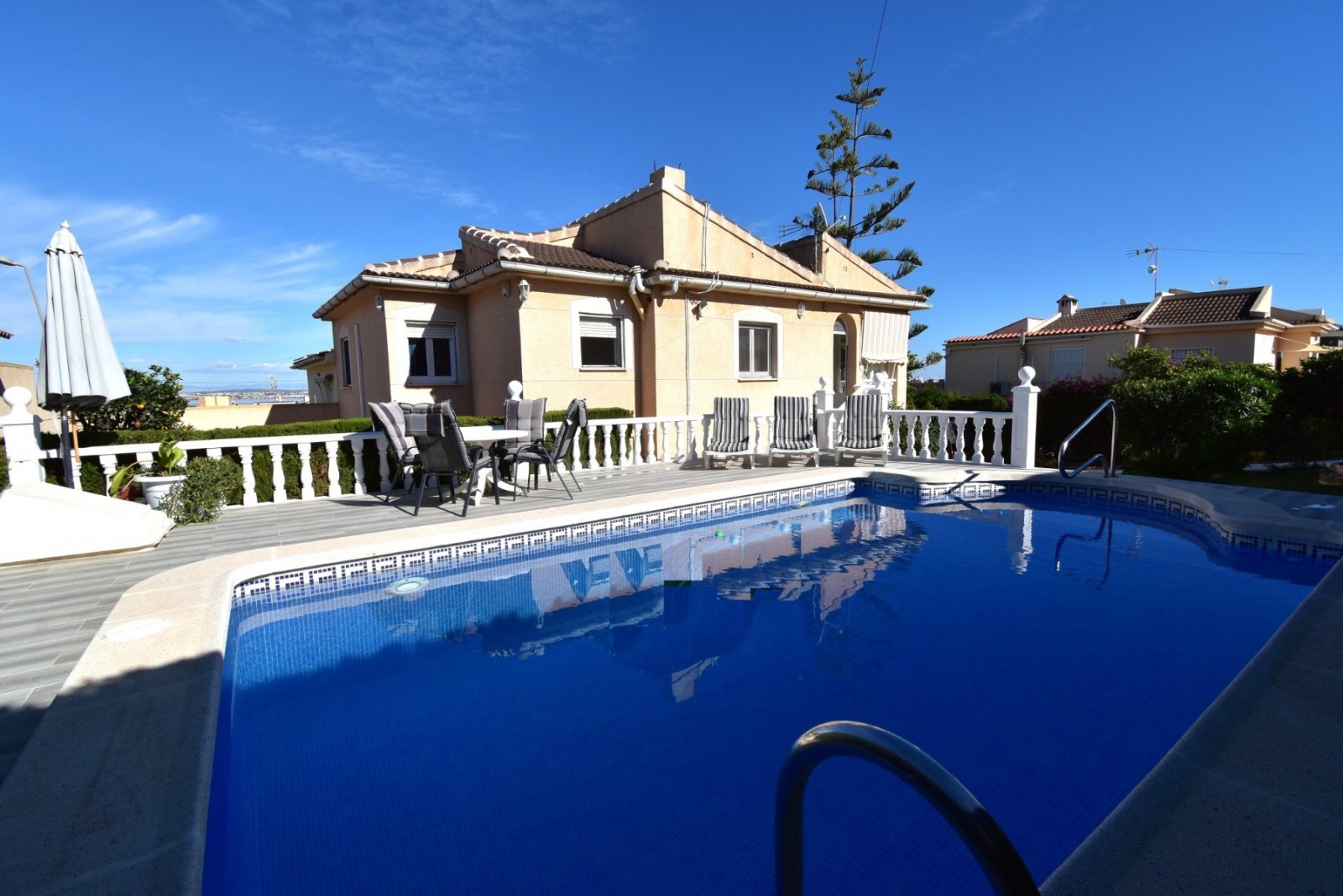 Mediterraner Lebensstil mit Privatsphäre und Pool