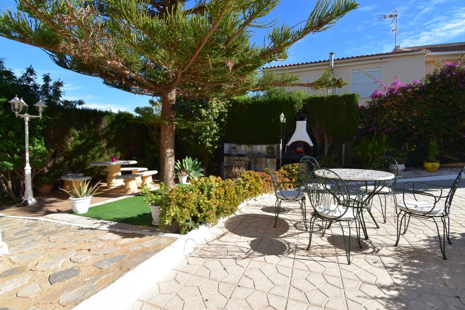 Mediterraner Lebensstil mit Privatsphäre und Pool