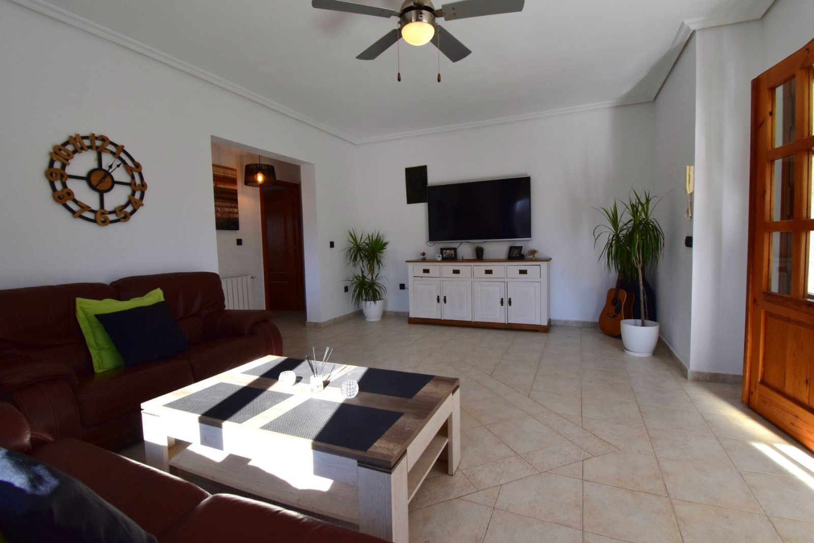Mediterraner Lebensstil mit Privatsphäre und Pool