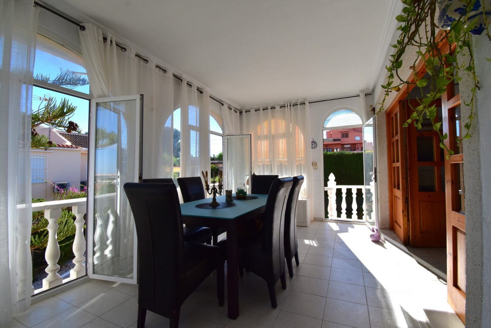 Mediterraner Lebensstil mit Privatsphäre und Pool