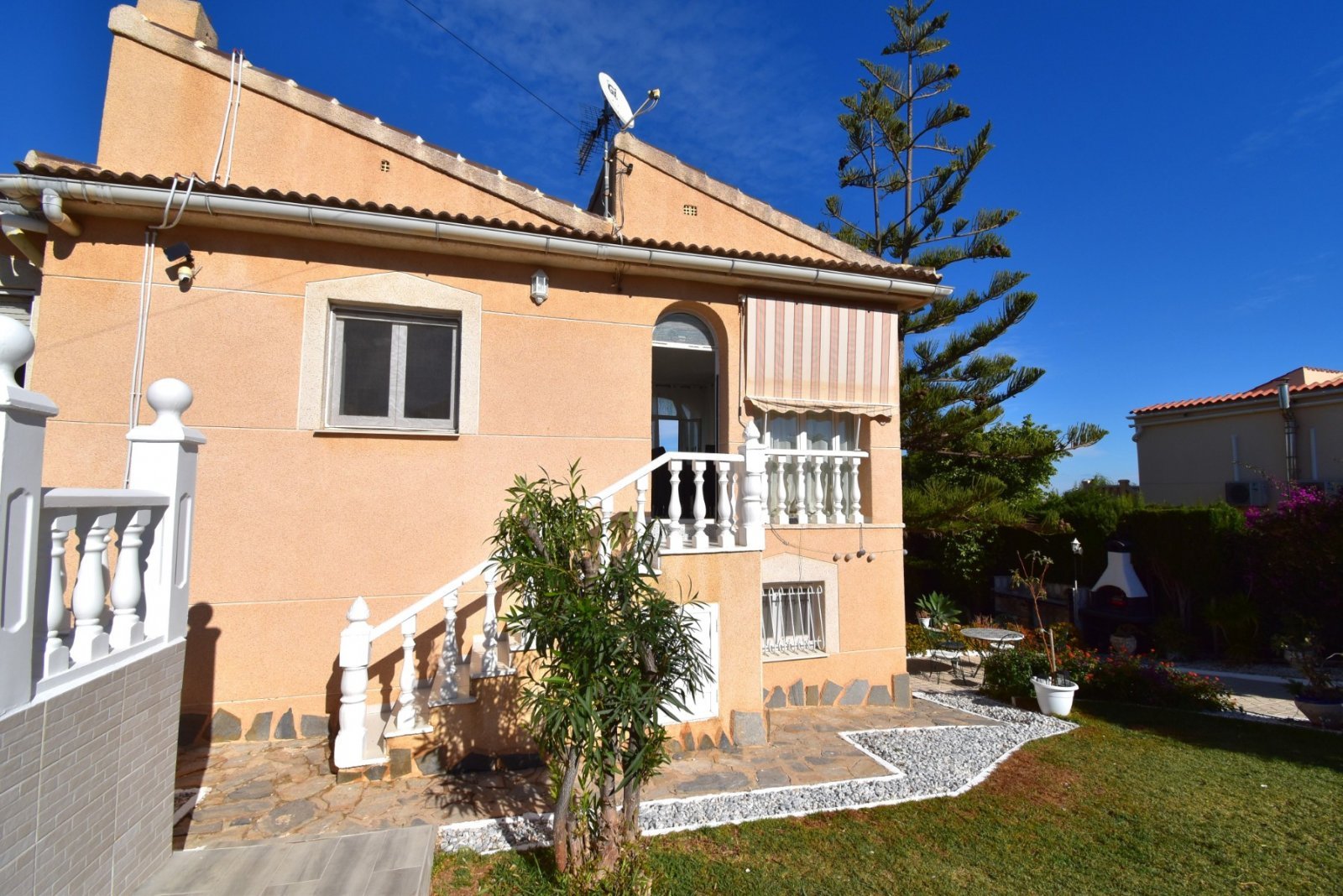 Mediterraner Lebensstil mit Privatsphäre und Pool