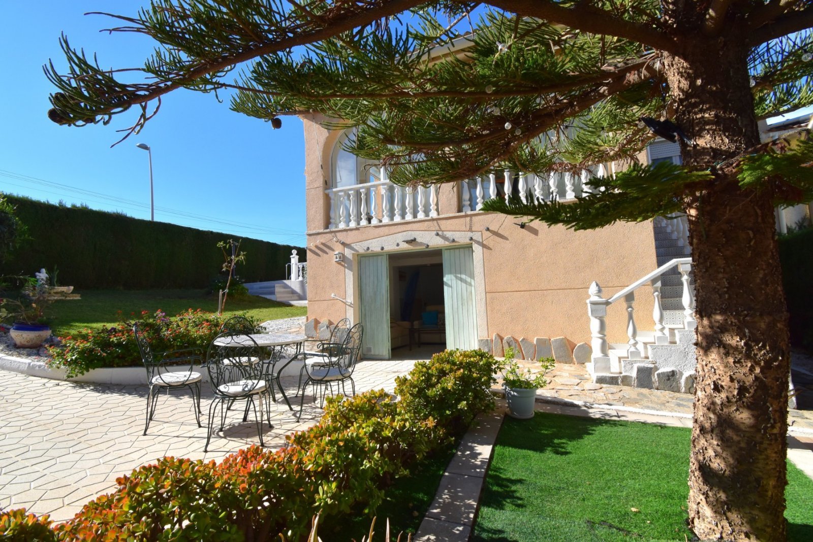 Mediterraner Lebensstil mit Privatsphäre und Pool