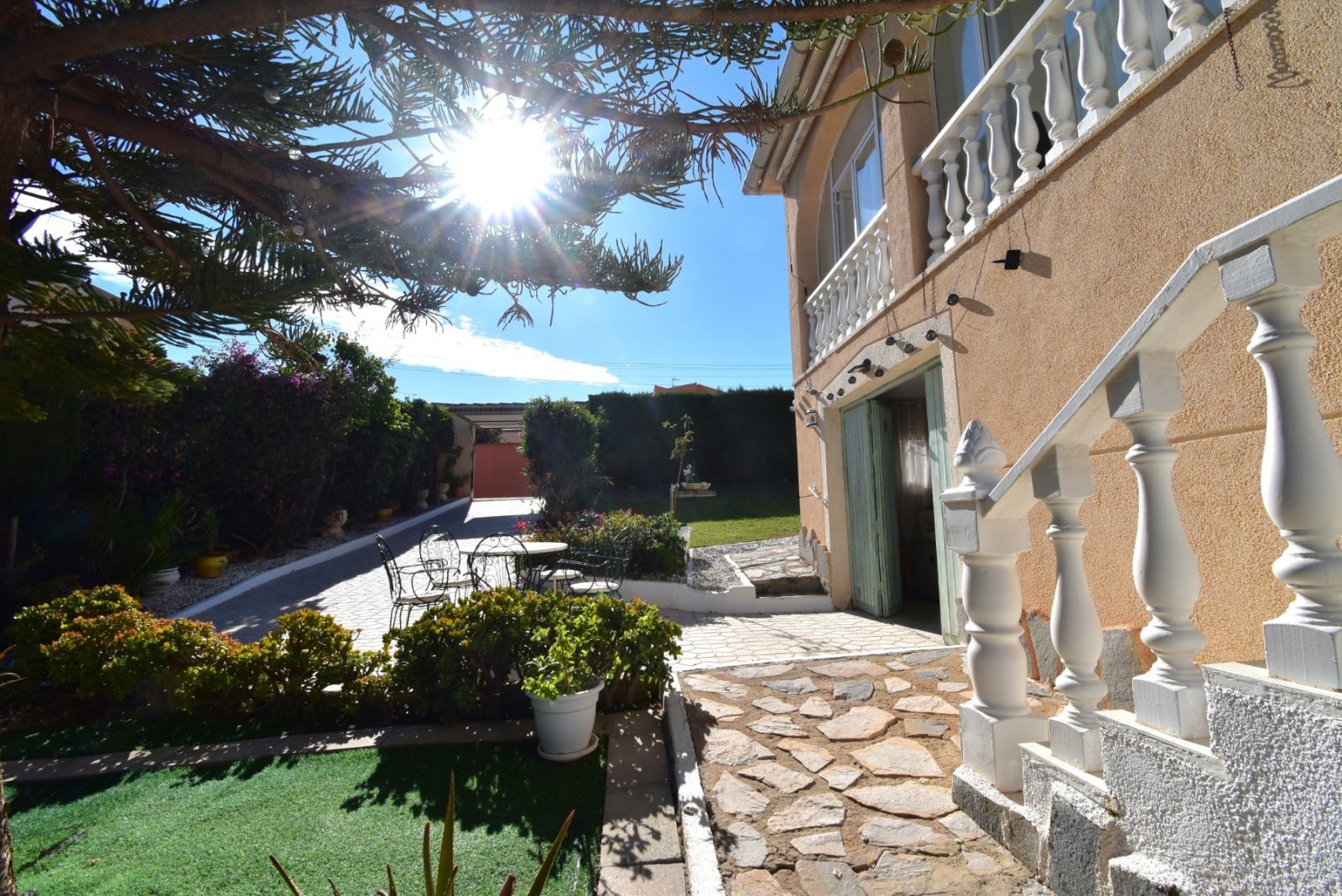 Mediterraner Lebensstil mit Privatsphäre und Pool