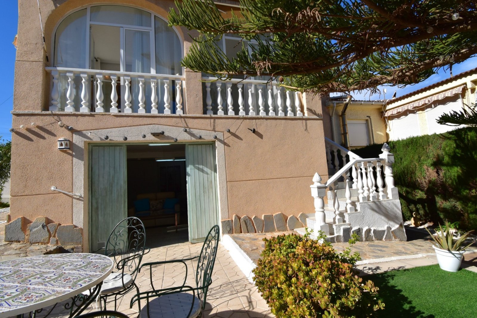 Mediterraner Lebensstil mit Privatsphäre und Pool