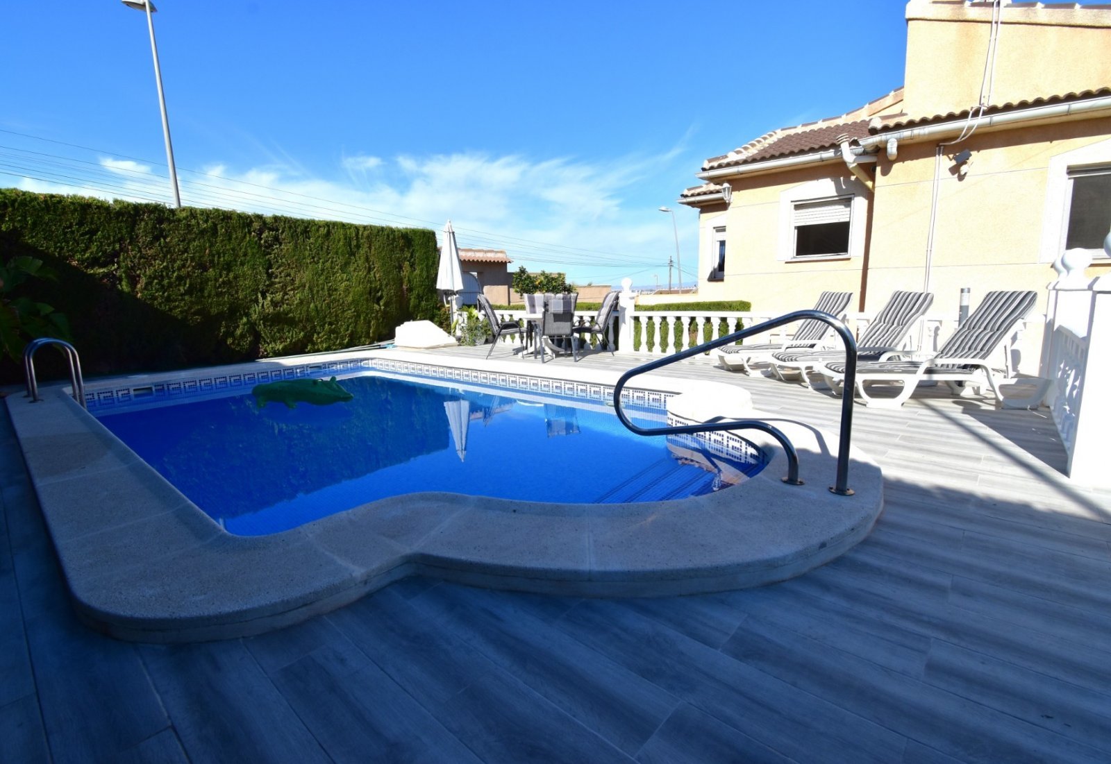 Mediterraner Lebensstil mit Privatsphäre und Pool