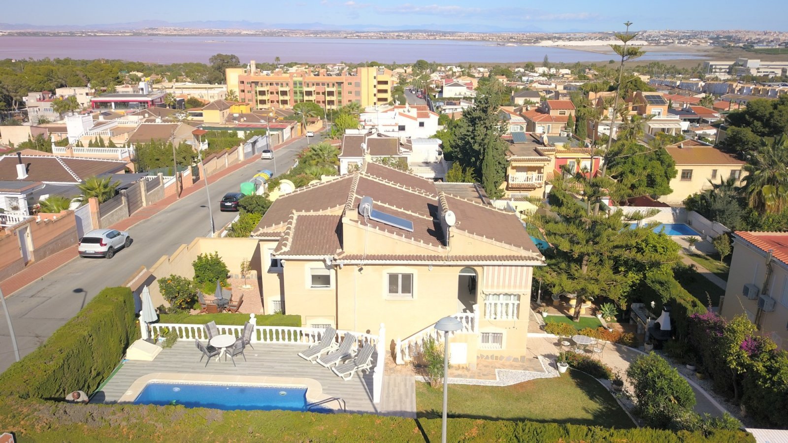 Mediterraner Lebensstil mit Privatsphäre und Pool