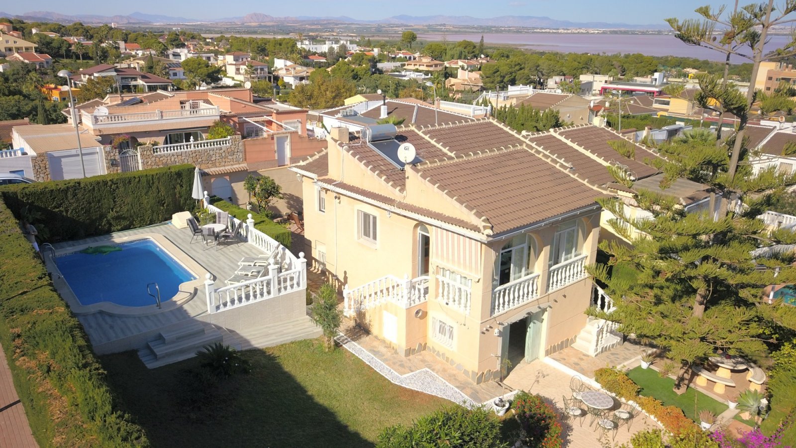 Mediterraner Lebensstil mit Privatsphäre und Pool