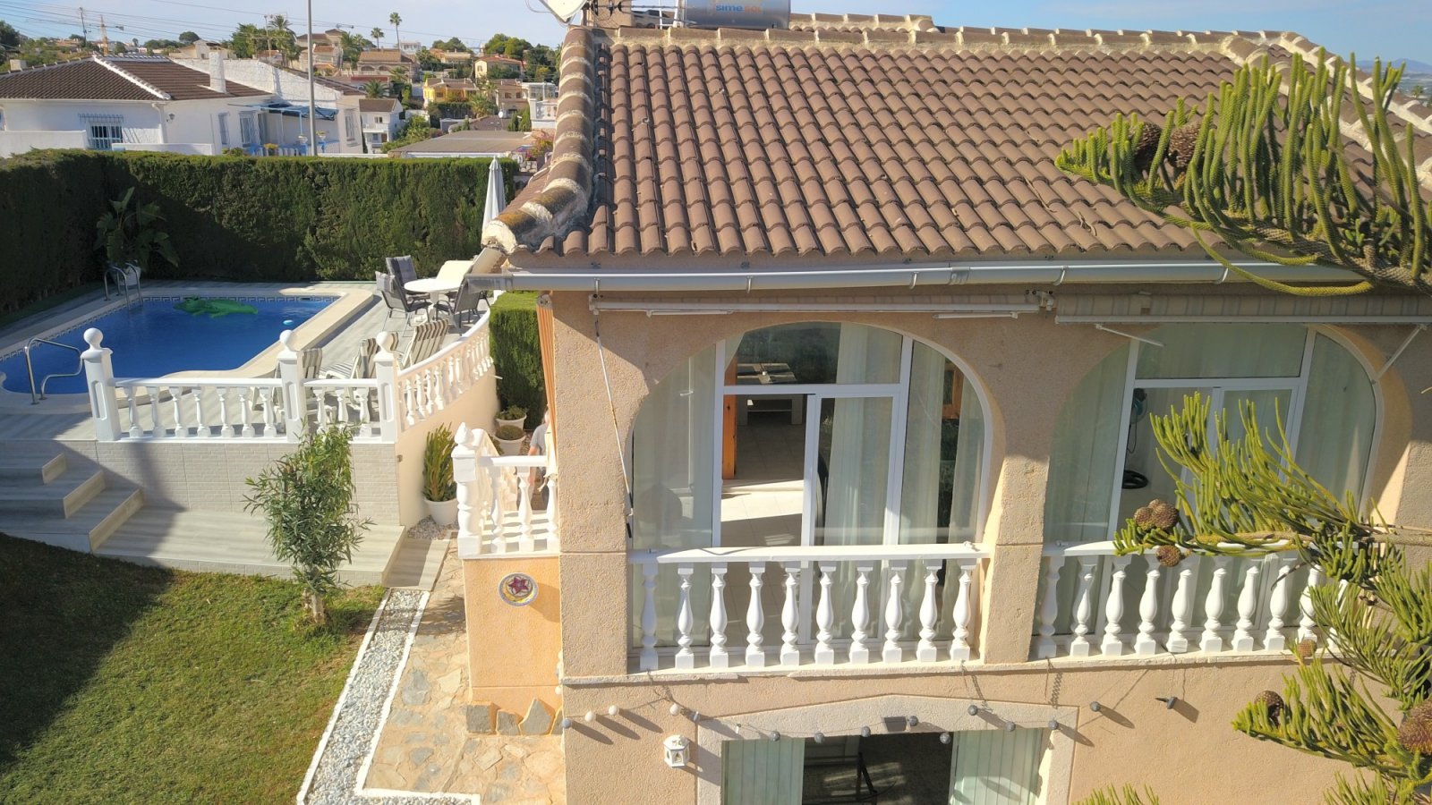 Mediterraner Lebensstil mit Privatsphäre und Pool
