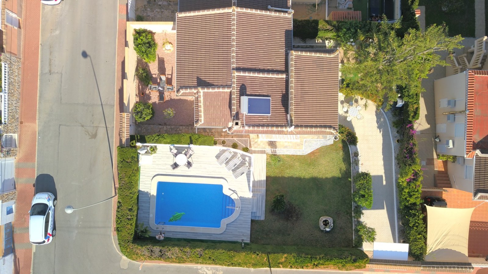 Mediterraner Lebensstil mit Privatsphäre und Pool