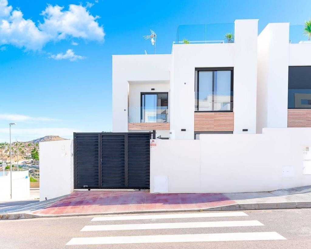 Benijofar: Exklusive Villa mit Pool, En-Suite Bädern & Solarium 