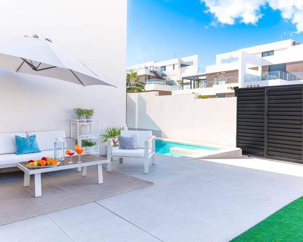 Exklusive Villa mit Pool, En-Suite Bädern &amp; Solarium