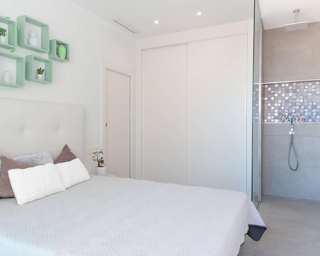 Exklusive Villa mit Pool, En-Suite Bädern &amp; Solarium