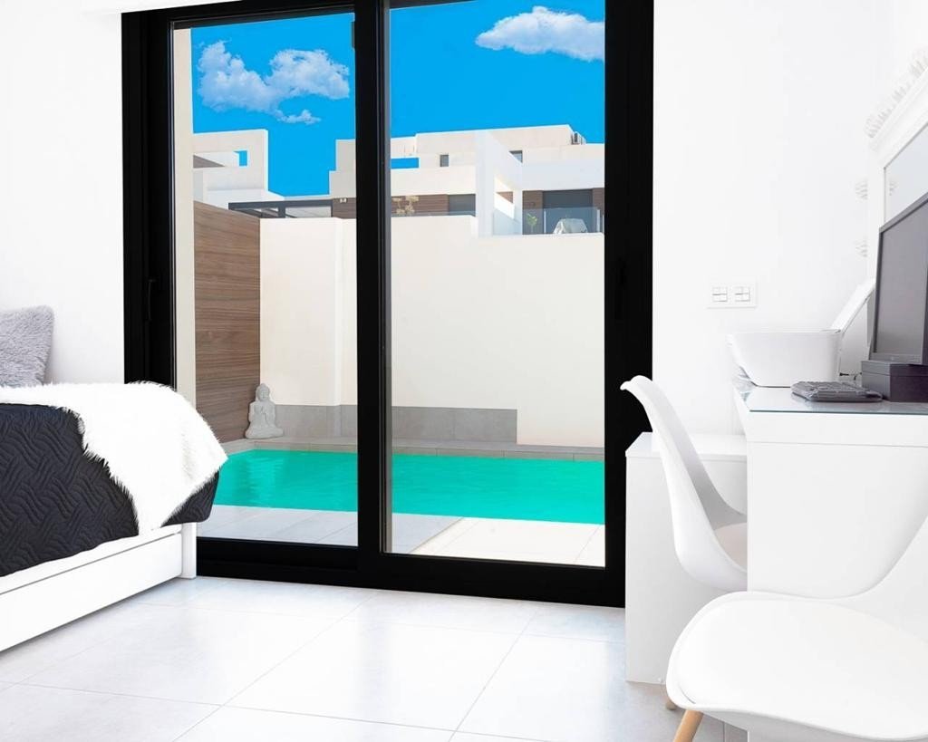 Exklusive Villa mit Pool, En-Suite Bädern &amp; Solarium