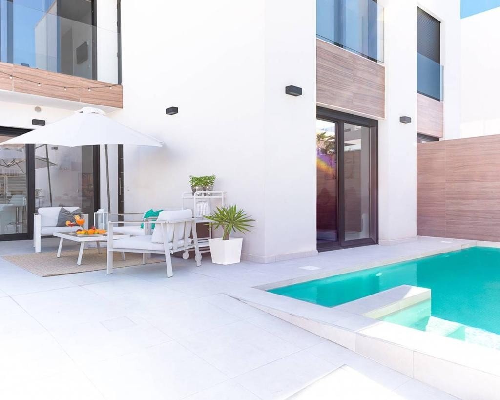 Exklusive Villa mit Pool, En-Suite Bädern &amp; Solarium