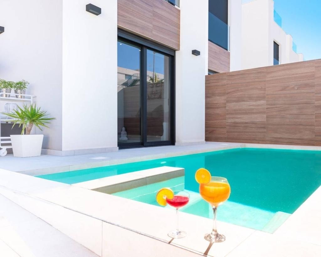Exklusive Villa mit Pool, En-Suite Bädern &amp; Solarium