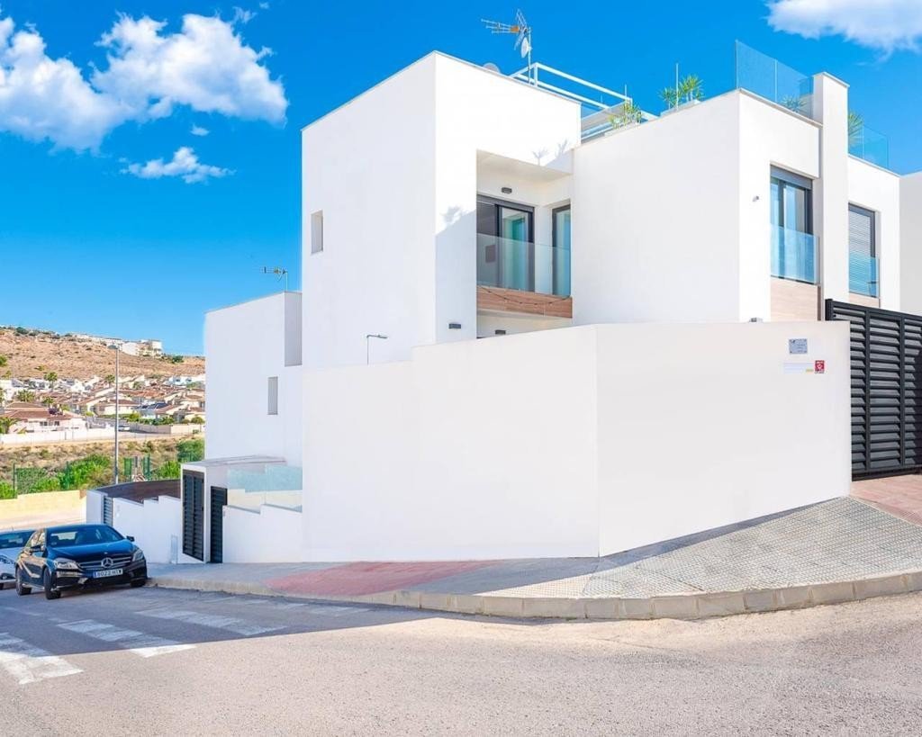 Exklusive Villa mit Pool, En-Suite Bädern &amp; Solarium