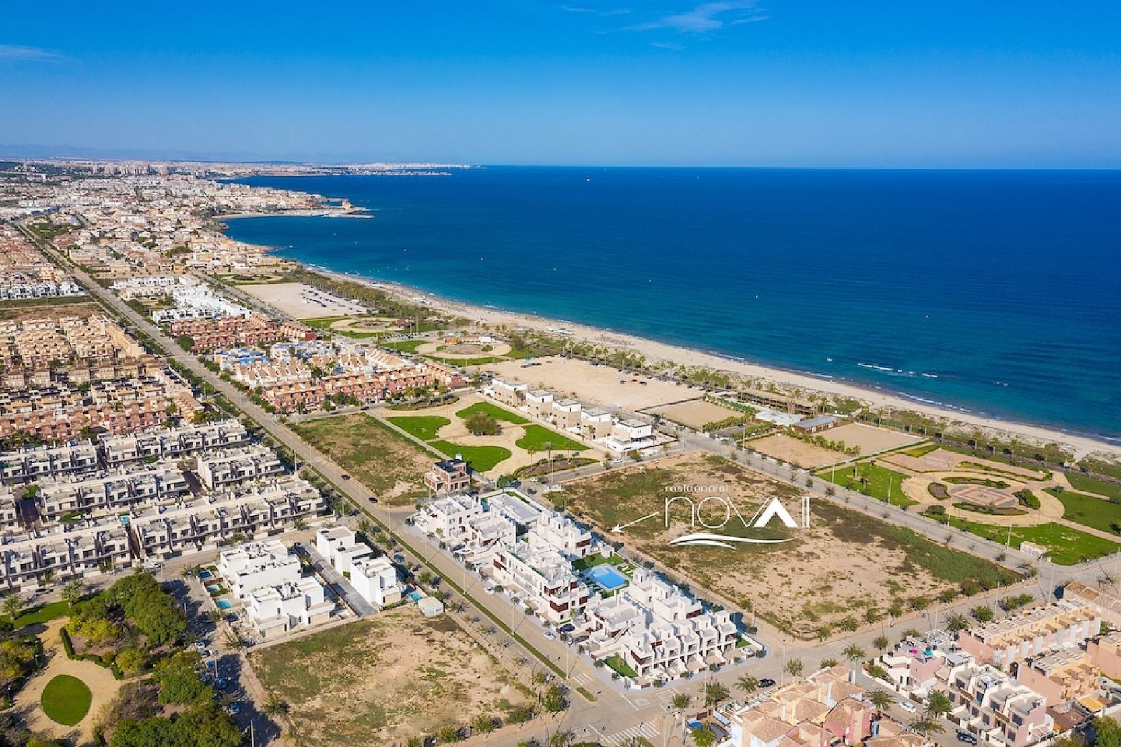 Moderne Reihenvilla mit Pool nahe Strand