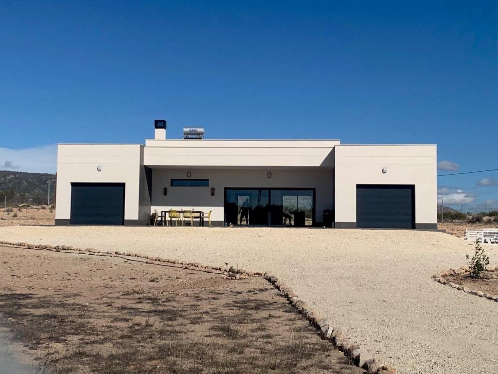 Pinoso: Stilvolle Neubauvilla mit Pool & Grundstück 